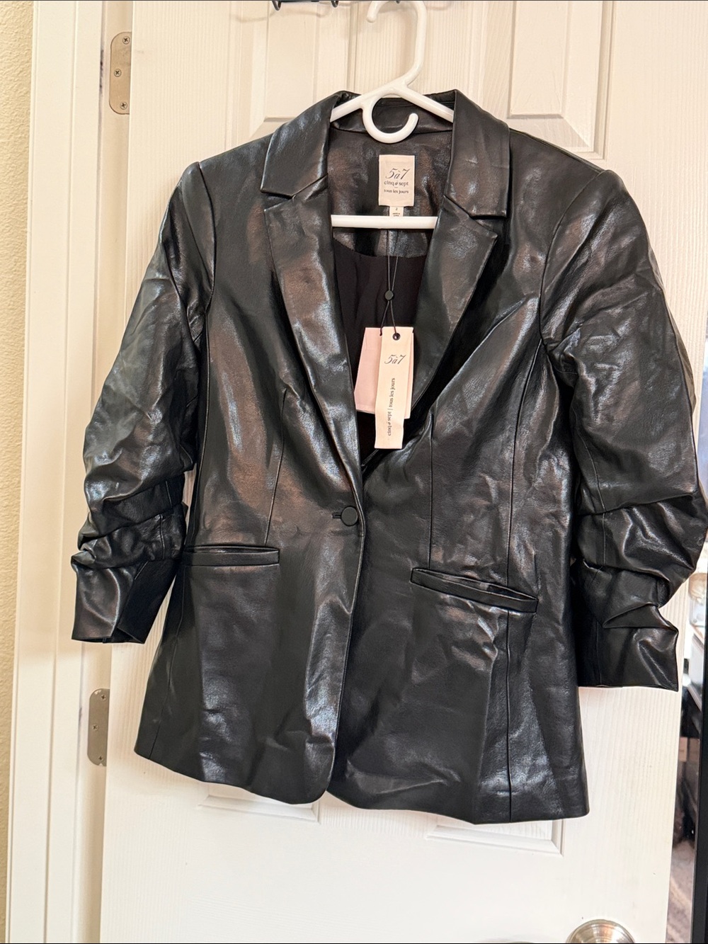 Cinq a Sept Black Blazer. NEW with Tags . 100% viscose . Size 2 can fit a 4